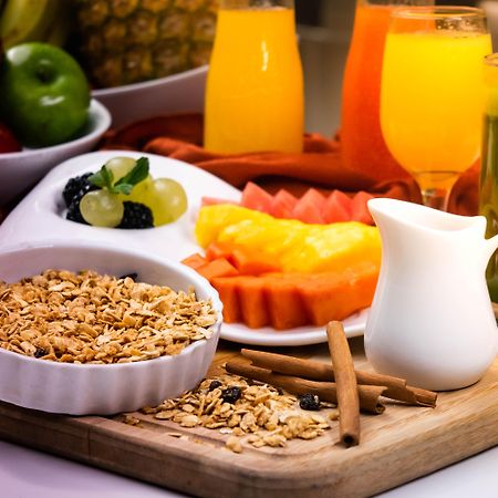 Clarion Suites Ville de Guatemala Extérieur photo Healthy breakfast