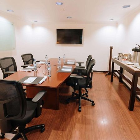 Clarion Suites Ville de Guatemala Extérieur photo A typical meeting room