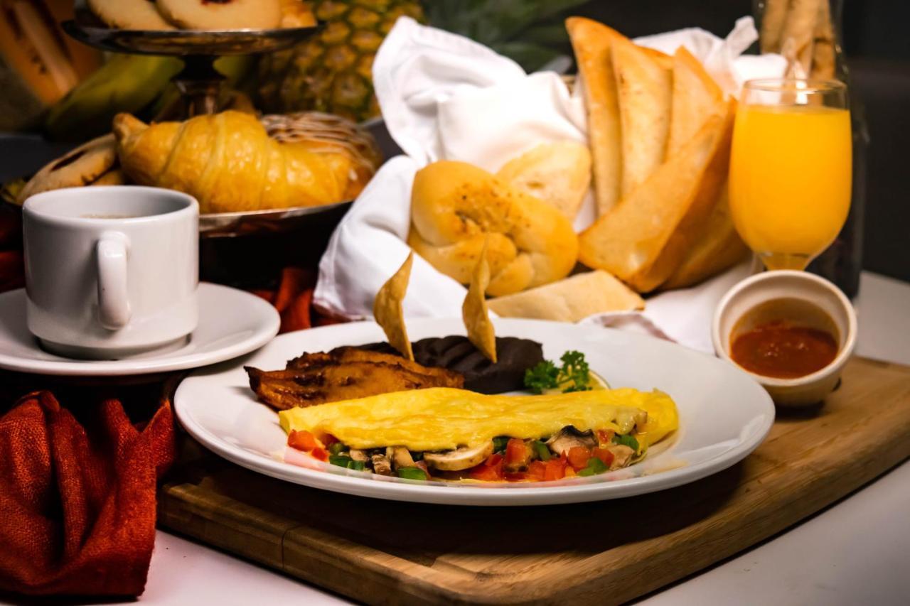 Clarion Suites Ville de Guatemala Extérieur photo A typical breakfast