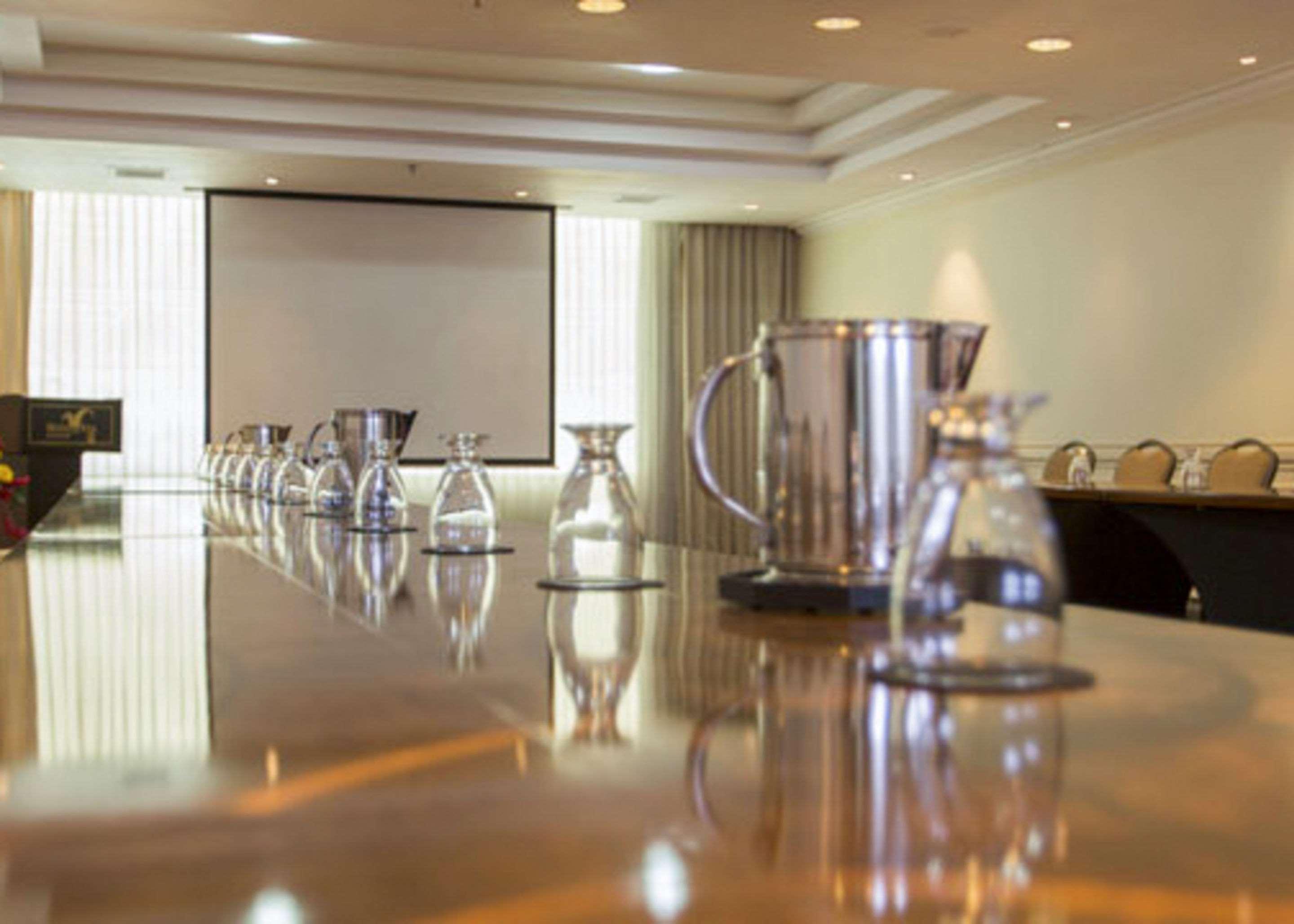 Clarion Suites Ville de Guatemala Extérieur photo A meeting room at the hotel