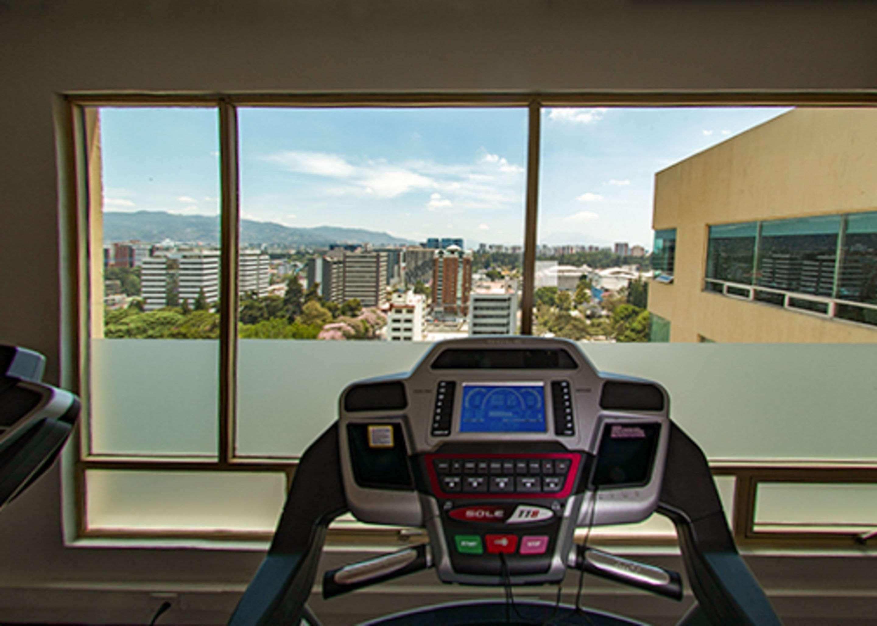Clarion Suites Ville de Guatemala Extérieur photo The gym at the hotel