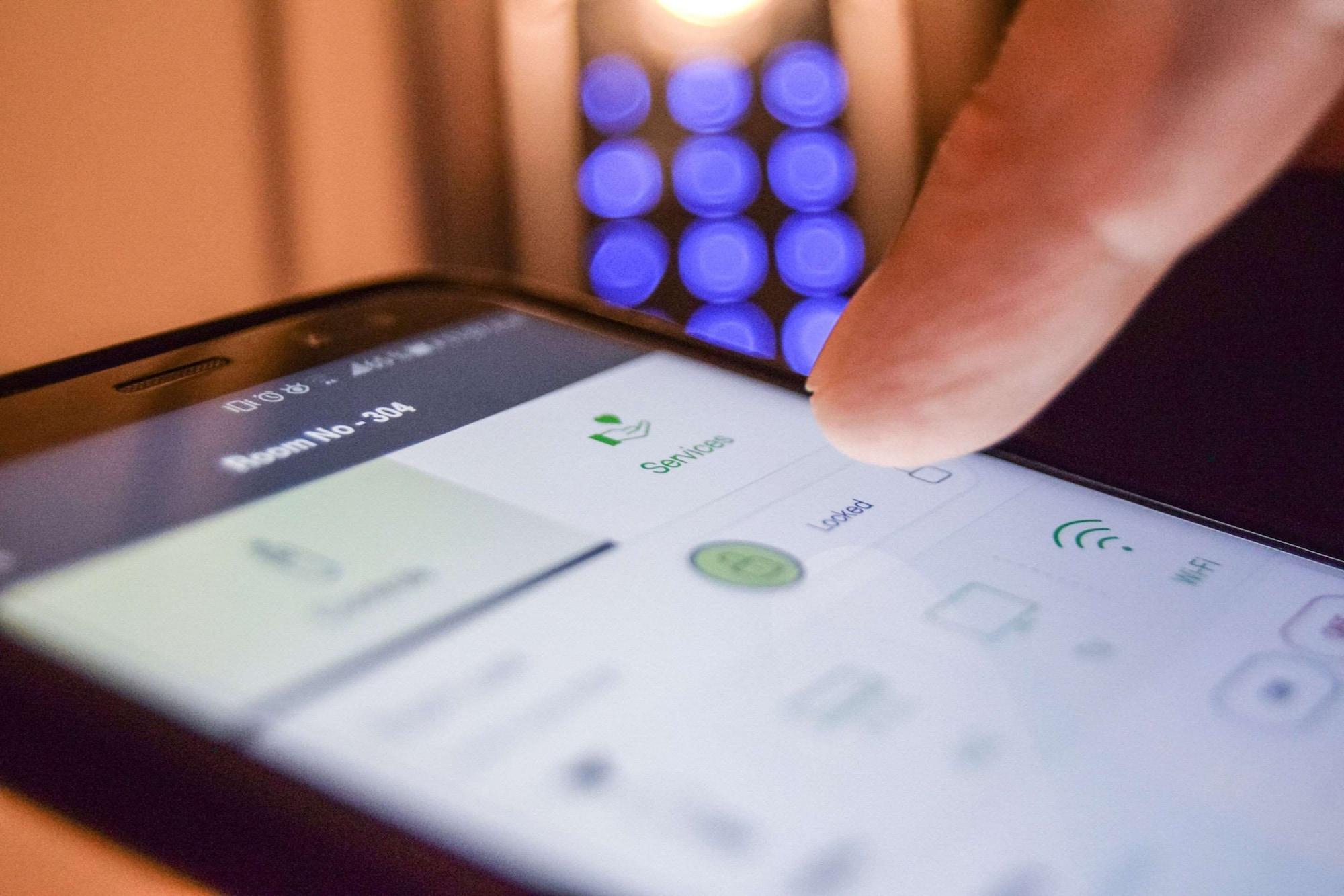 Clarion Suites Ville de Guatemala Extérieur photo A smartphone with a touchscreen