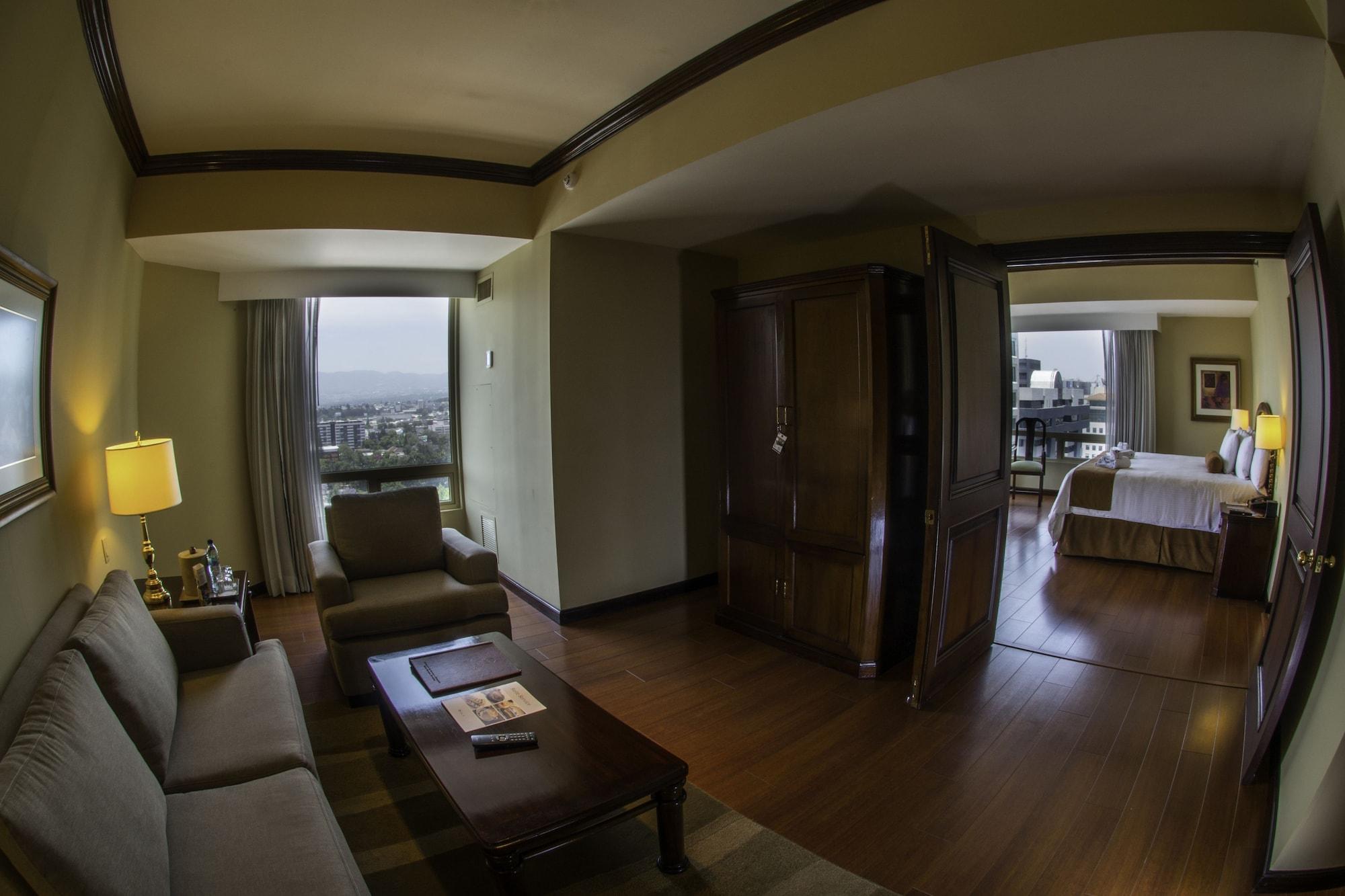 Clarion Suites Ville de Guatemala Extérieur photo A suite at the hotel