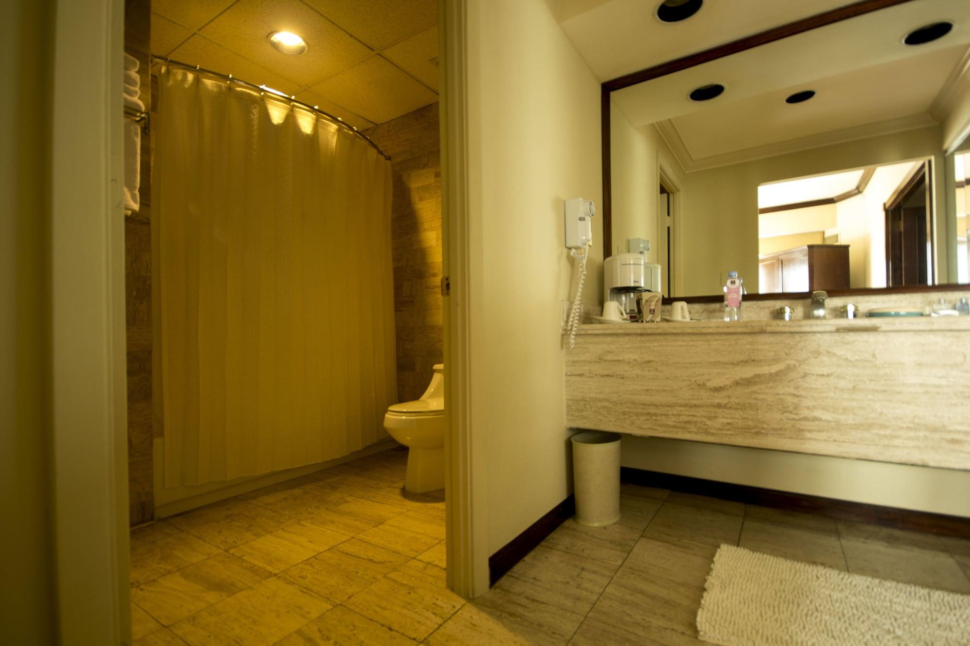 Clarion Suites Ville de Guatemala Extérieur photo A bathroom in a hotel
