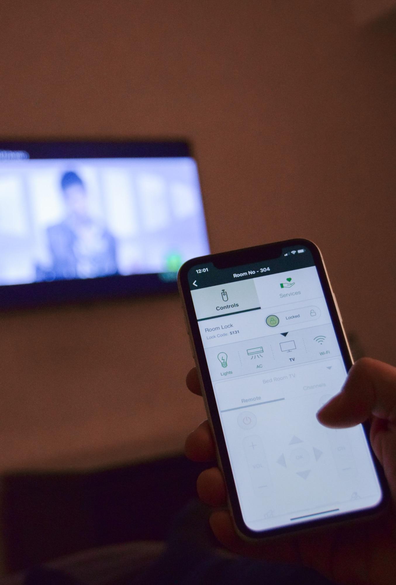Clarion Suites Ville de Guatemala Extérieur photo A mobile phone being used for telemedicine