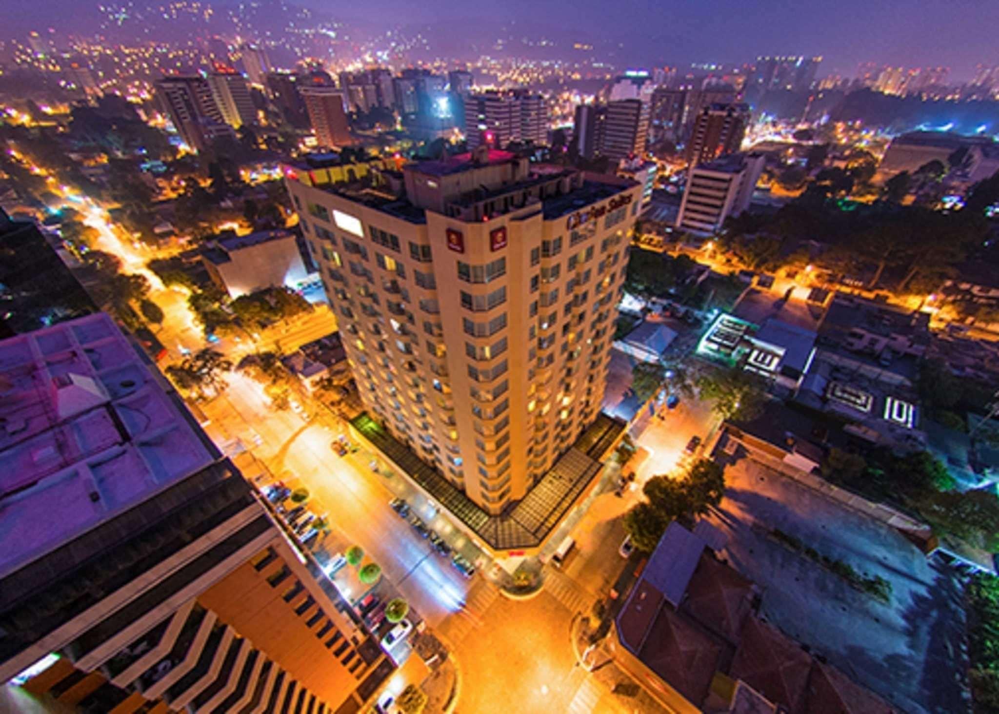 Clarion Suites Ville de Guatemala Extérieur photo Aerial view of the city at night