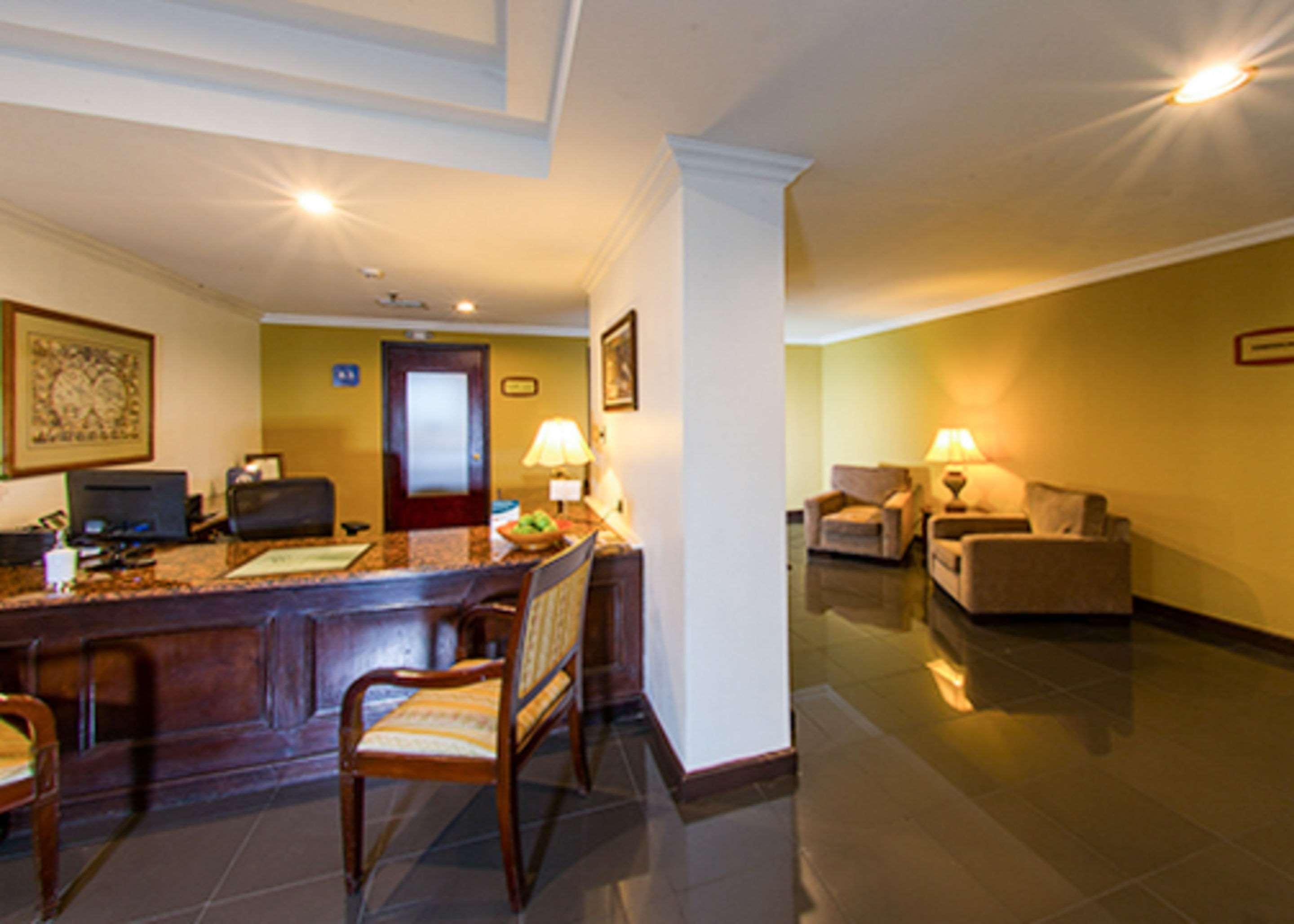 Clarion Suites Ville de Guatemala Extérieur photo The lobby of the hotel