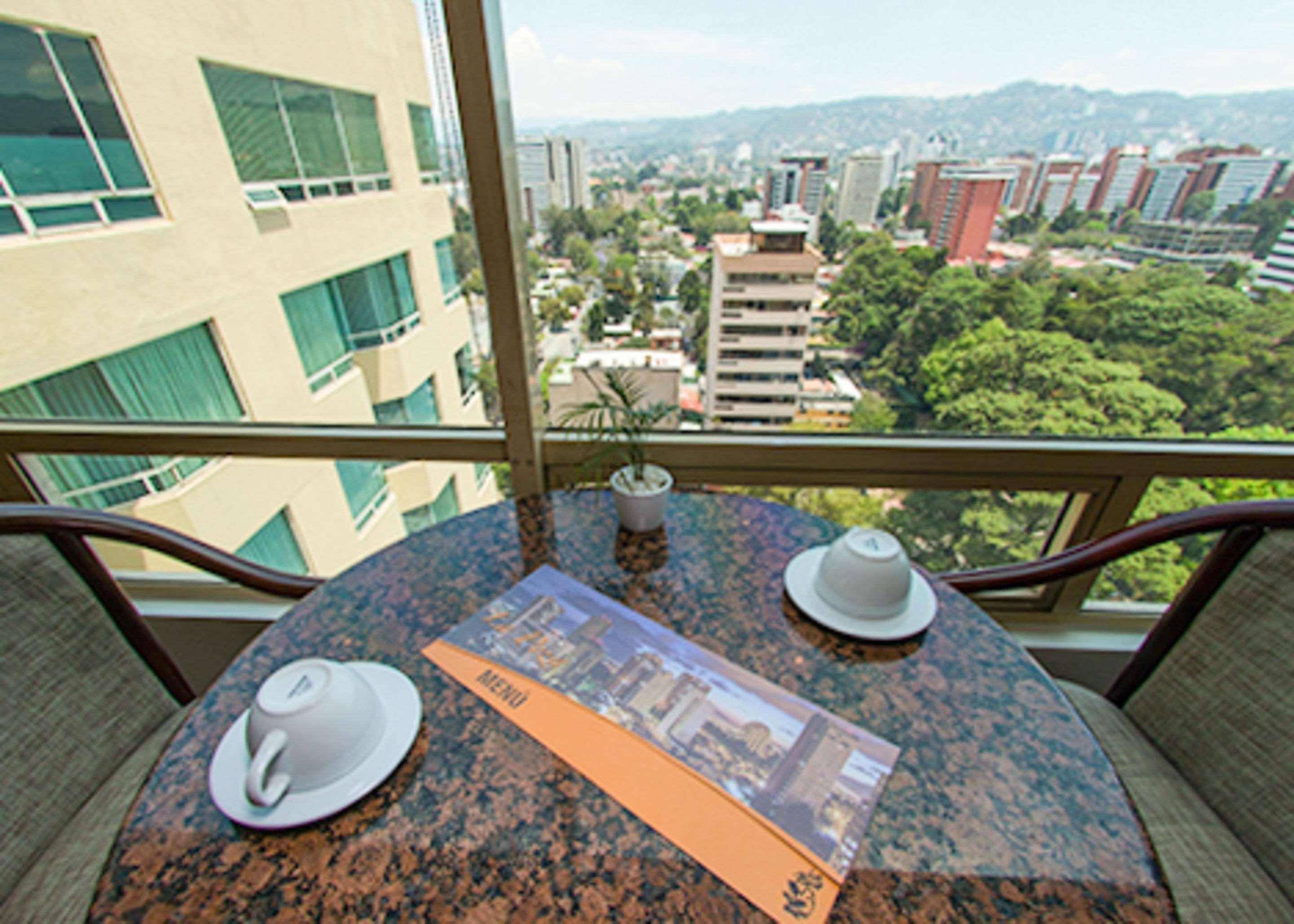 Clarion Suites Ville de Guatemala Extérieur photo A view from a balcony
