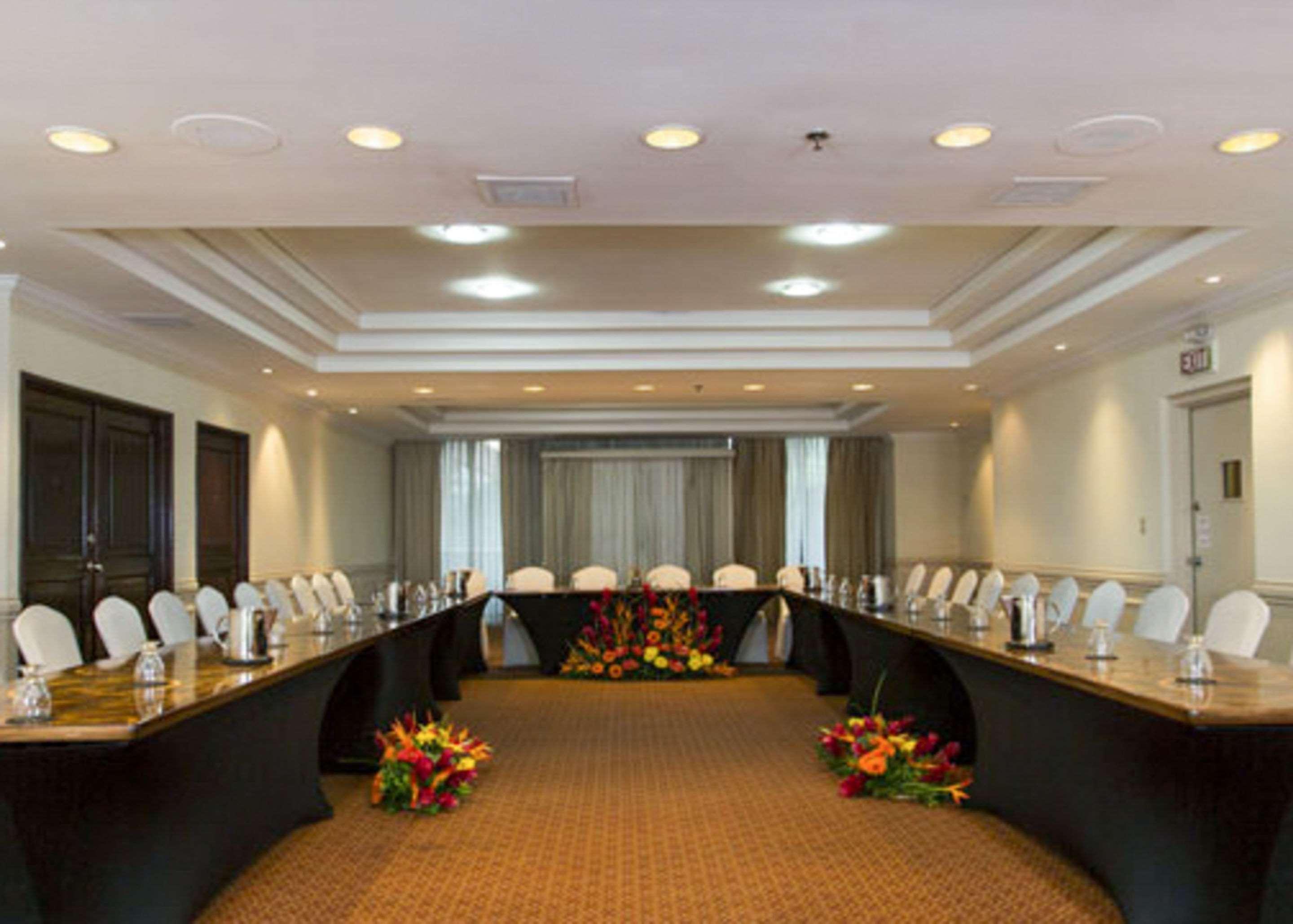 Clarion Suites Ville de Guatemala Extérieur photo Meeting room
