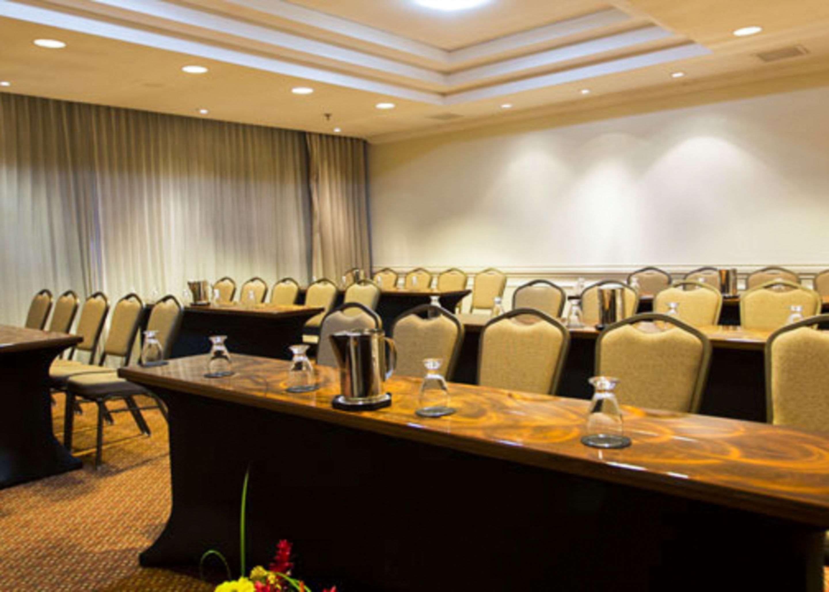 Clarion Suites Ville de Guatemala Extérieur photo Meeting room