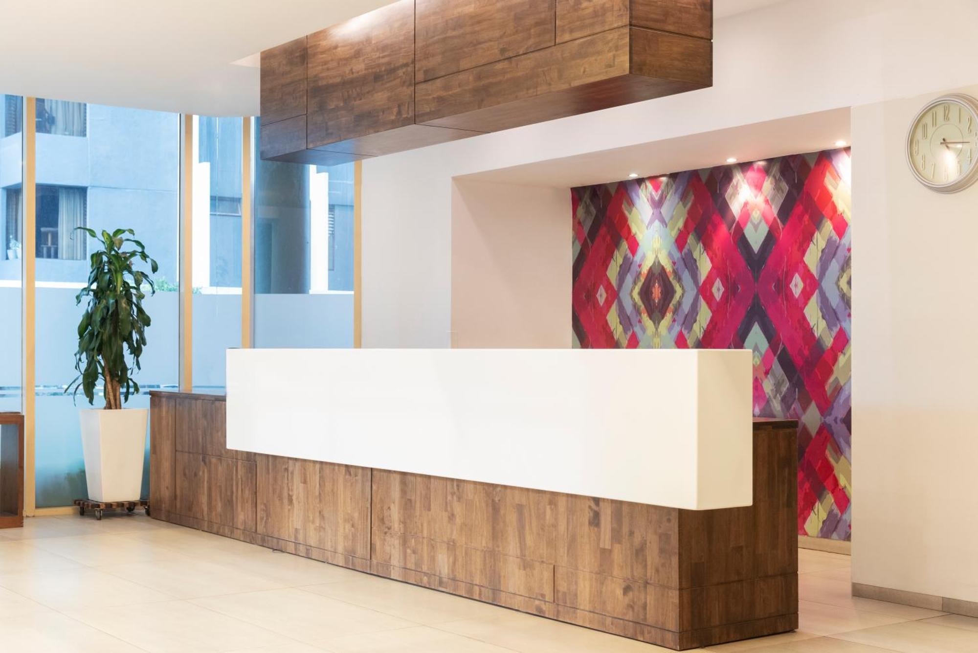 Clarion Suites Ville de Guatemala Extérieur photo Reception desk
