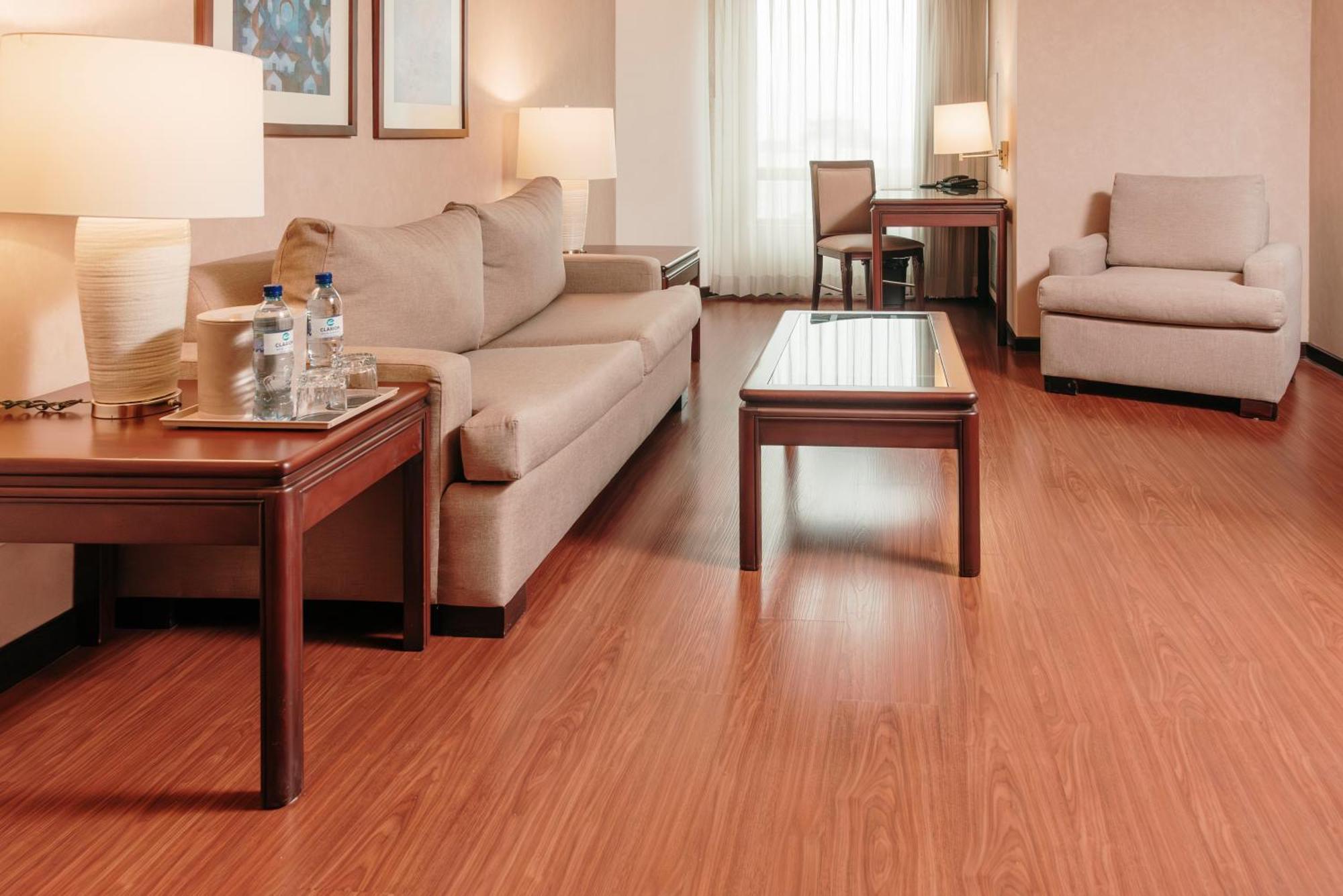 Clarion Suites Ville de Guatemala Extérieur photo Laminate flooring