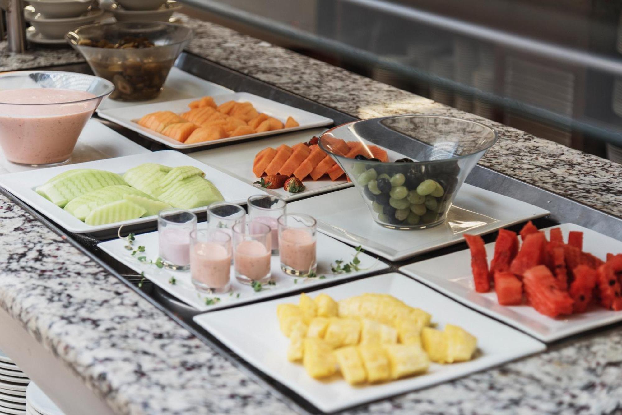 Clarion Suites Ville de Guatemala Extérieur photo Fruit salad