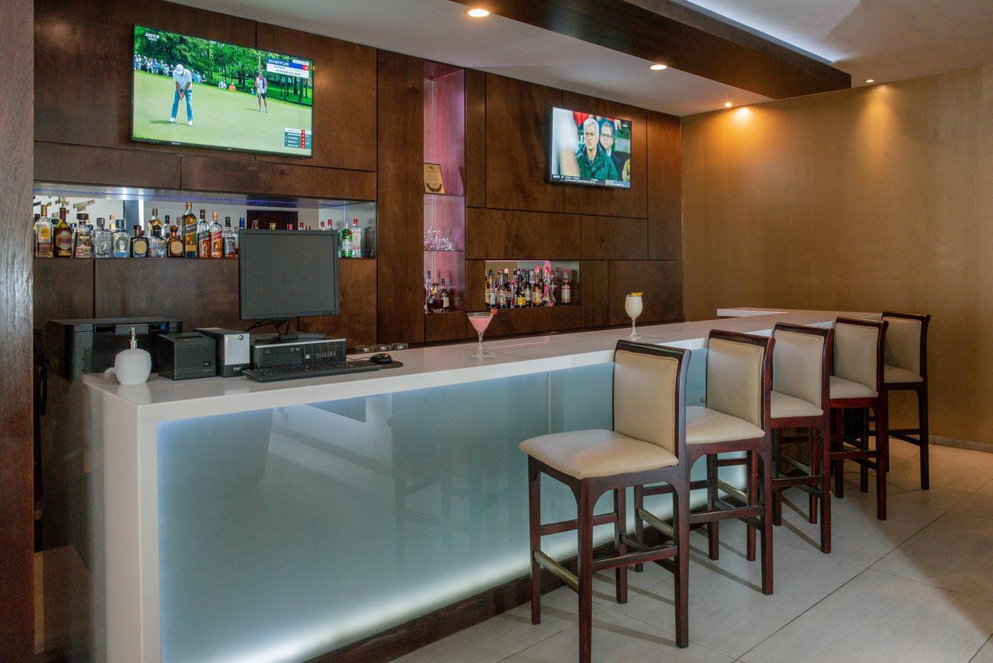 Clarion Suites Ville de Guatemala Extérieur photo Bar