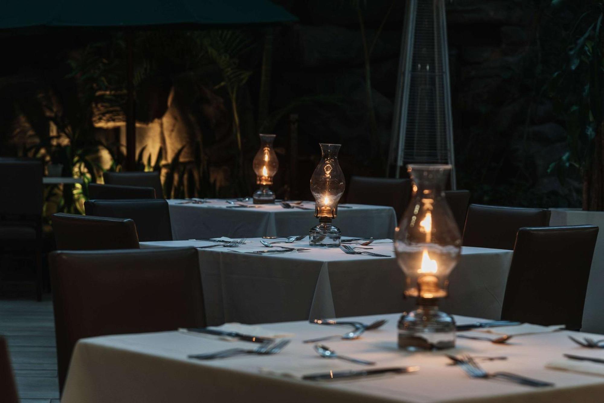 Clarion Suites Ville de Guatemala Extérieur photo The restaurant at night
