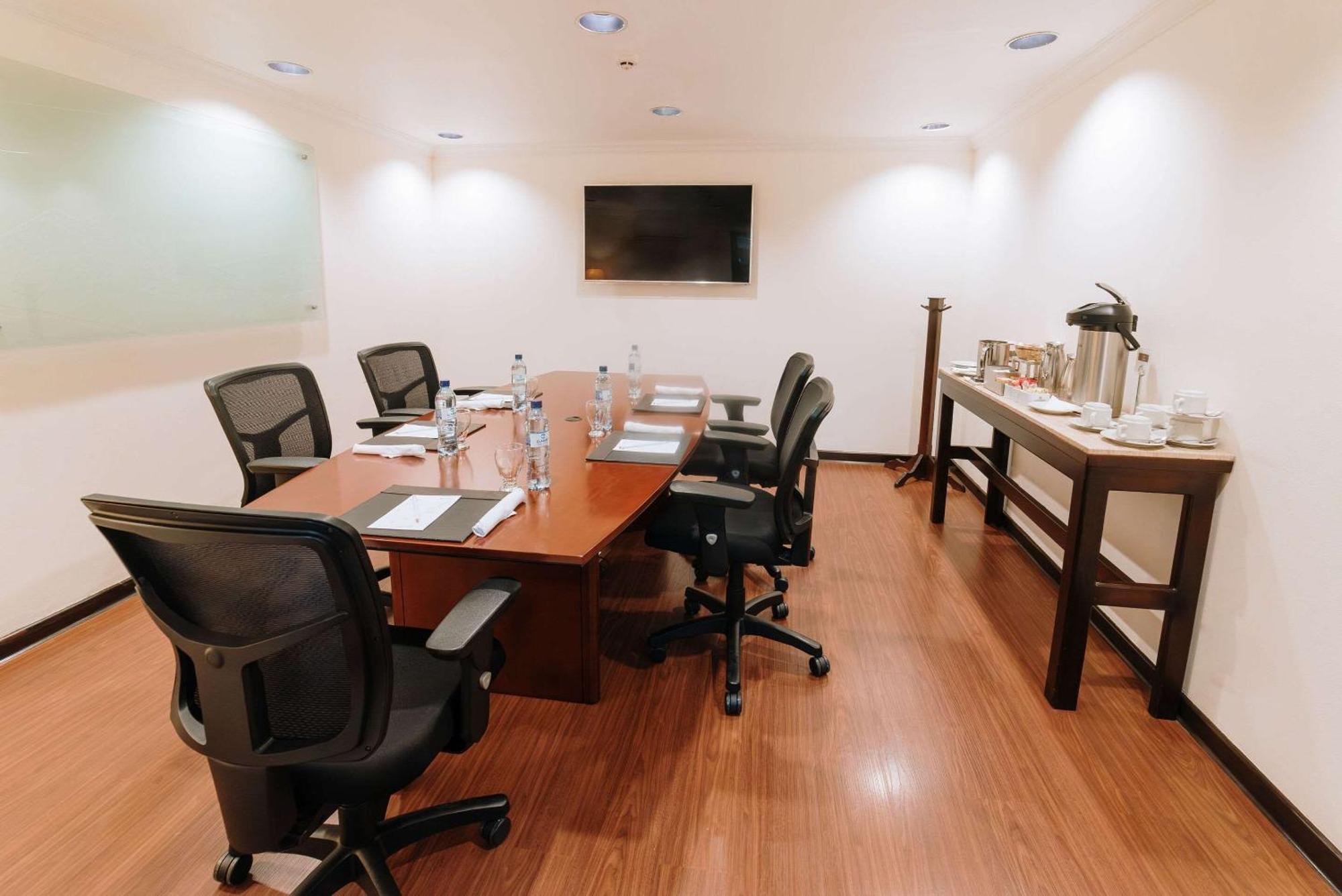 Clarion Suites Ville de Guatemala Extérieur photo A typical meeting room