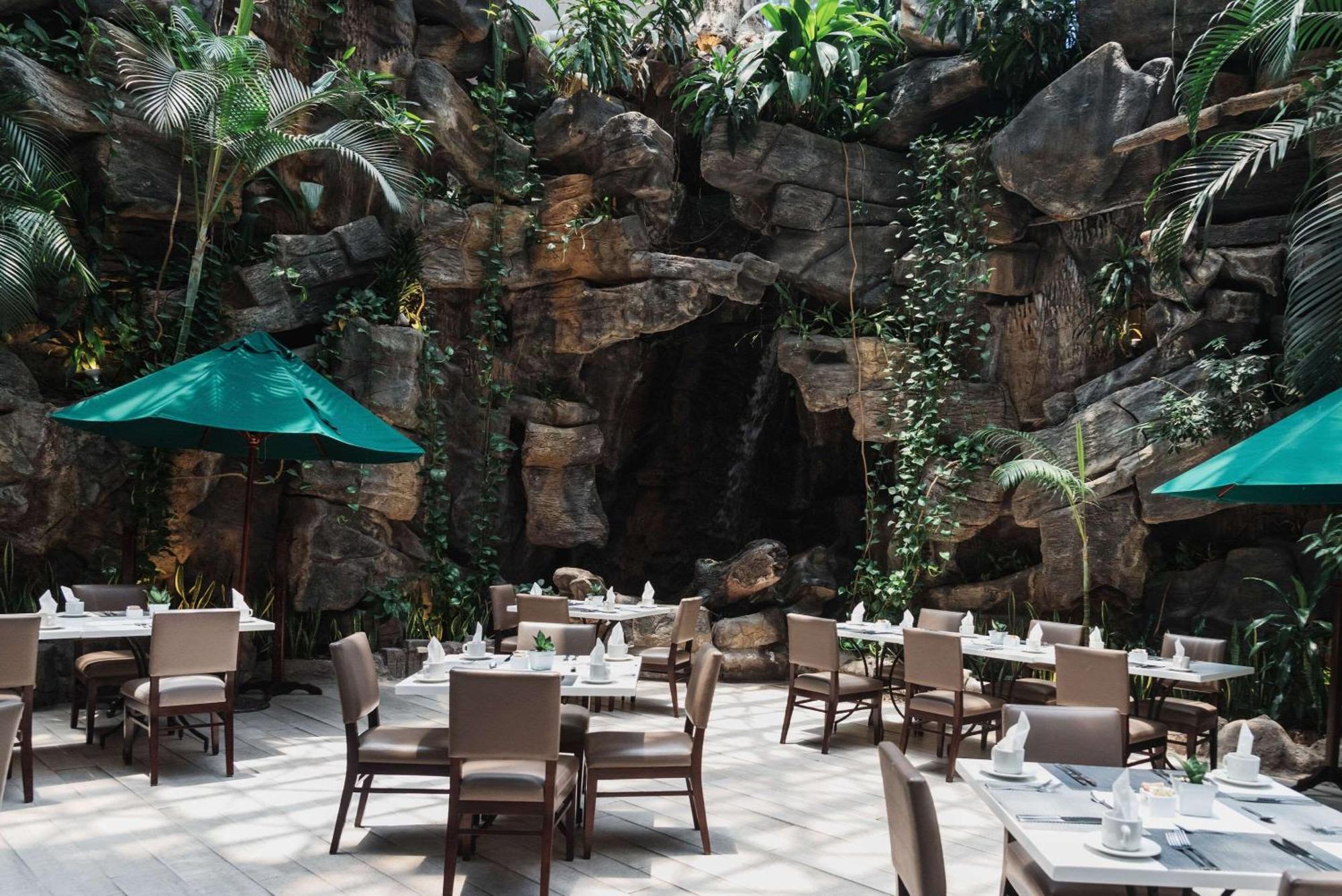 Clarion Suites Ville de Guatemala Extérieur photo The Waterfall Cafe