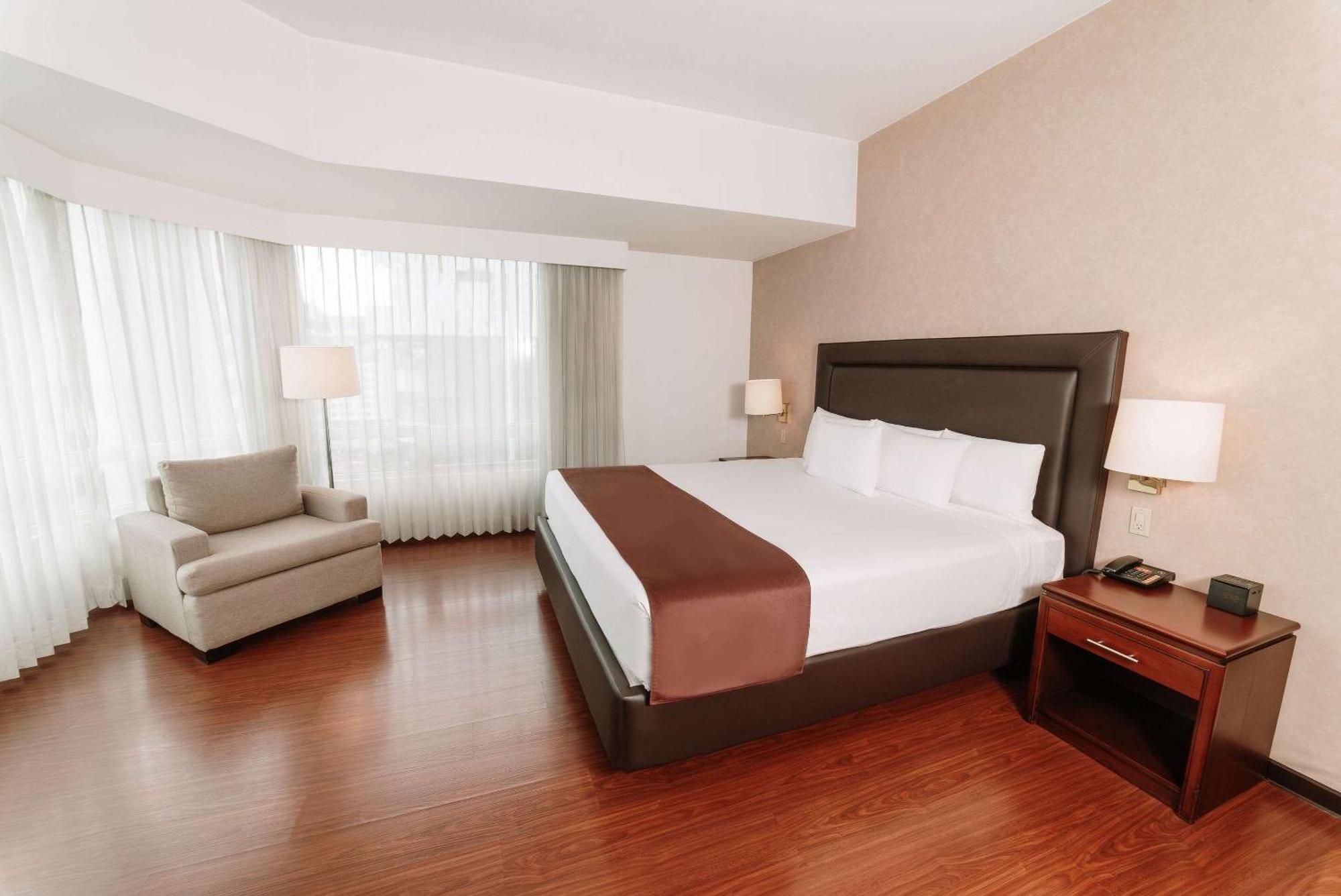 Clarion Suites Ville de Guatemala Extérieur photo A bedroom at the hotel