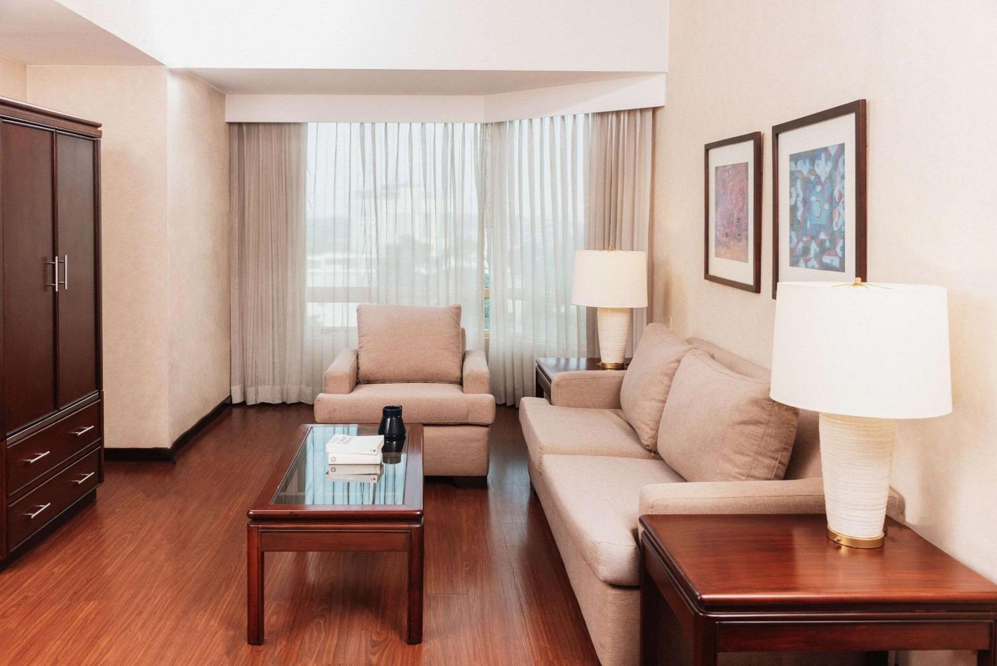 Clarion Suites Ville de Guatemala Extérieur photo Living room