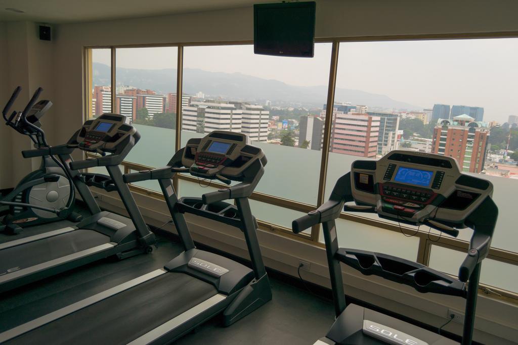 Clarion Suites Ville de Guatemala Extérieur photo Treadmills in a gym